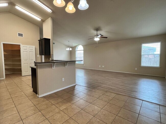 Foto del edificio - PRICE REDUCTION & NEW IN MANAGEMENT - AVAI...