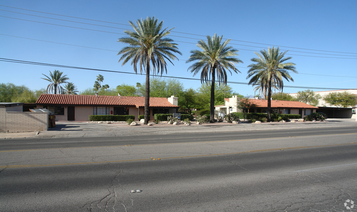 Primary Photo - Desert Club Apartments