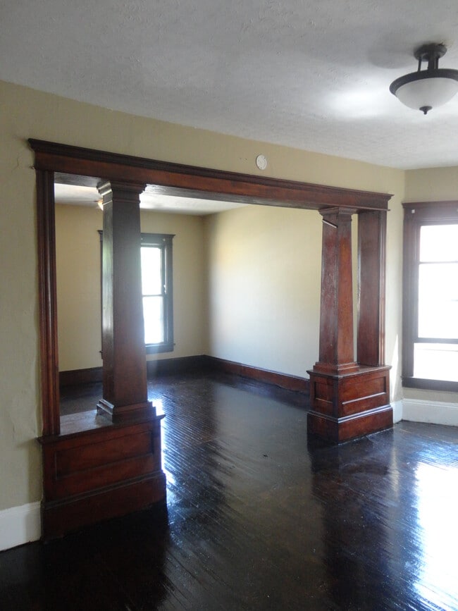 Building Photo - 217 E Mulberry St