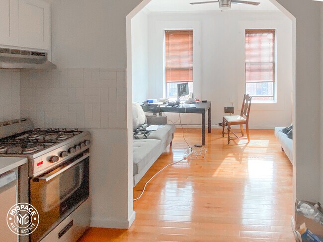 Foto del edificio - 642 Driggs Ave