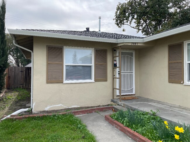Building Photo - 2092 Heatherdale Ave