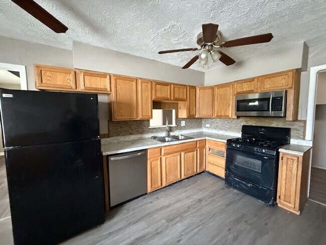 Foto del edificio - LARGE 4BR ONE LEVEL HOME WITH A GREAT FLOORPLAN.  TONS OF SPACE!