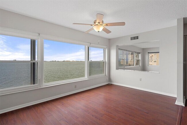 Foto del edificio - 5980 Shore Blvd S