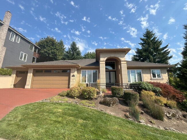 Foto del edificio - Forest-View Luxury Home with 5 Bedrooms, Luxury Primary Suite & Gourmet Kitchen