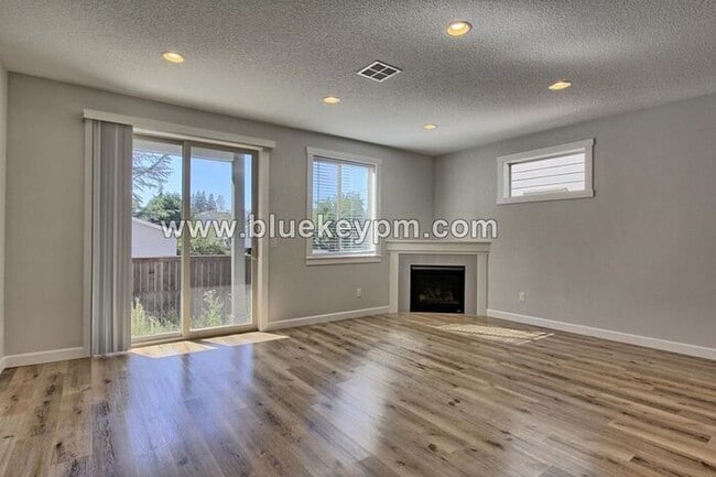 Building Photo - 3 Bed,2.5 Bath Townhome at the Landing At ...