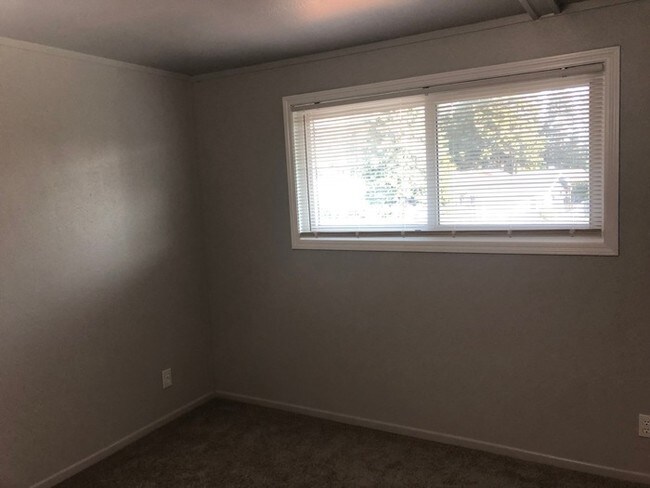 Building Photo - SPACIOUS SPLIT LEVEL HOME IN ORCHARDS