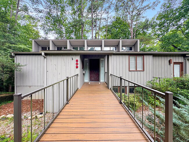 Foto del edificio - 609 Indian Springs Ct