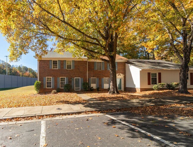 Foto del edificio - Stunning 3 bedroom, 2 1/2 bathroom End Townhome Unit in Greensboro!