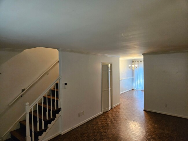 Building Photo - Lovely 3Br 1 1/2ba End-Unit Townhome in Po...