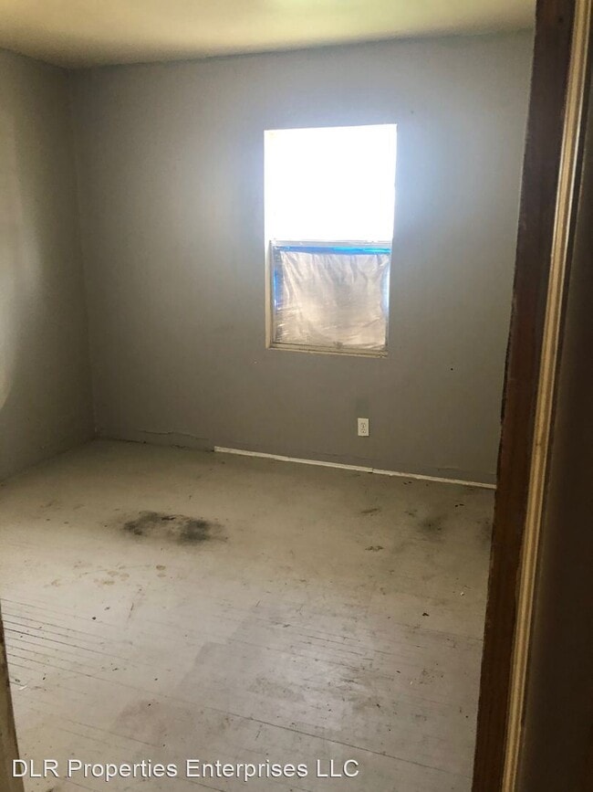 Building Photo - 3 br, 1 bath House - 611 E. 50th St. N.