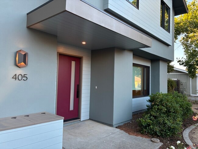 Building Photo - 405 Solano Dr