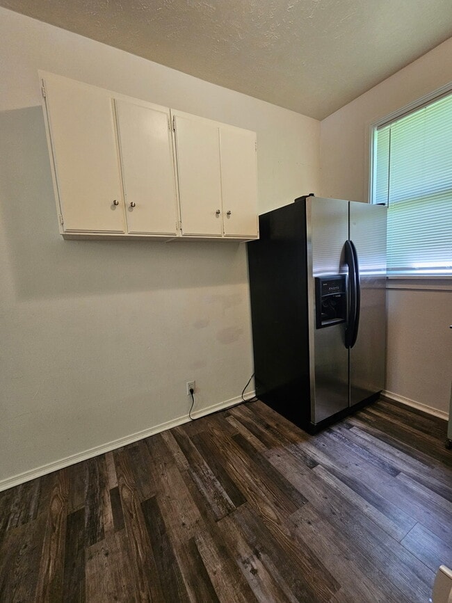 Building Photo - 1015 E 9th S