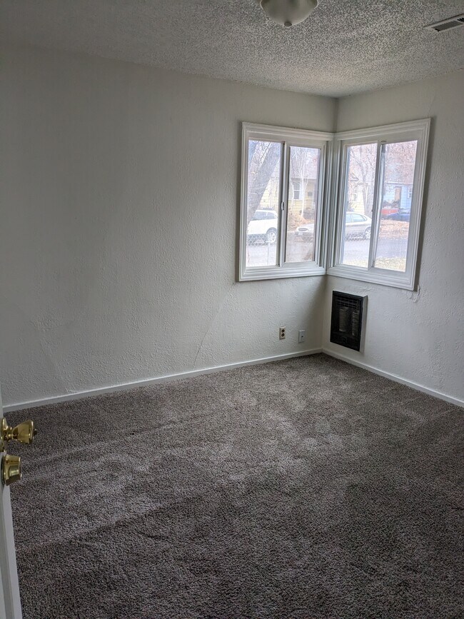 BEDROOM 1 - 2302 Garden Ave