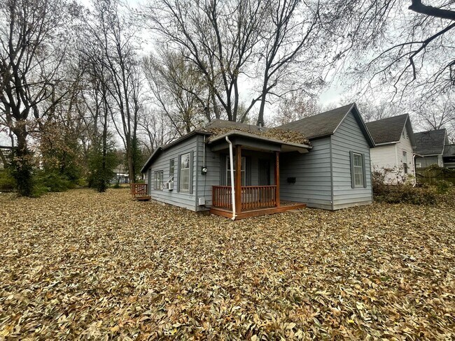 Building Photo - Available now 3 bedrooms 1 bath home