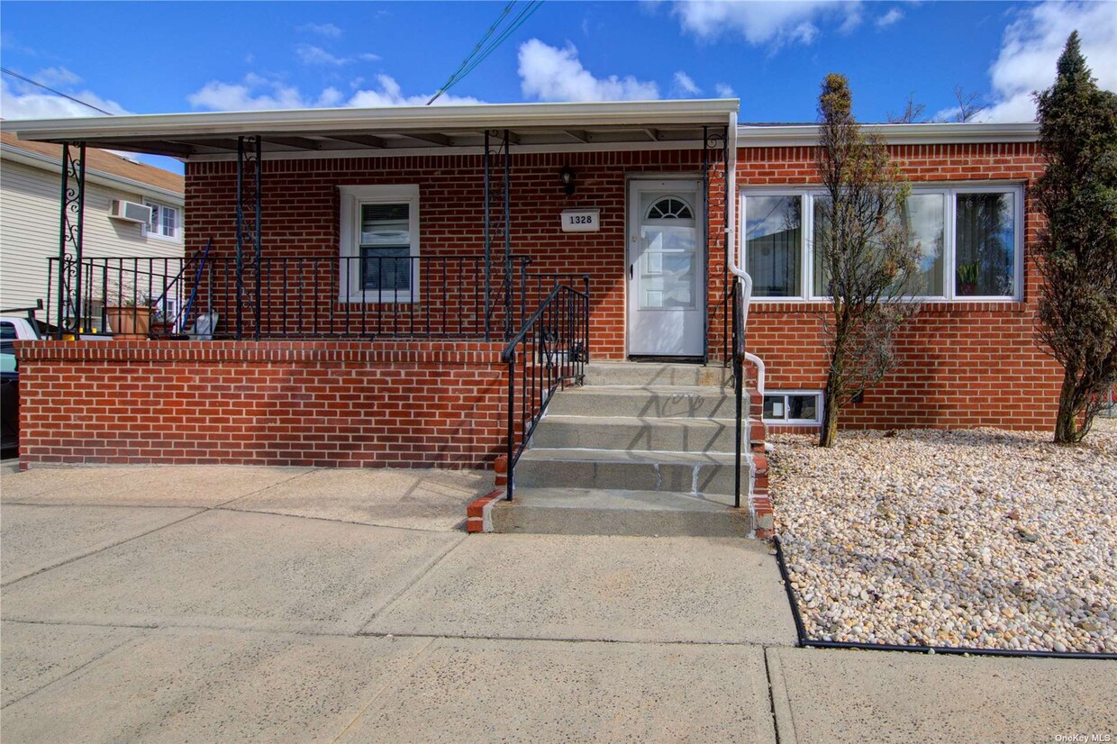 Primary Photo - 1328 D St