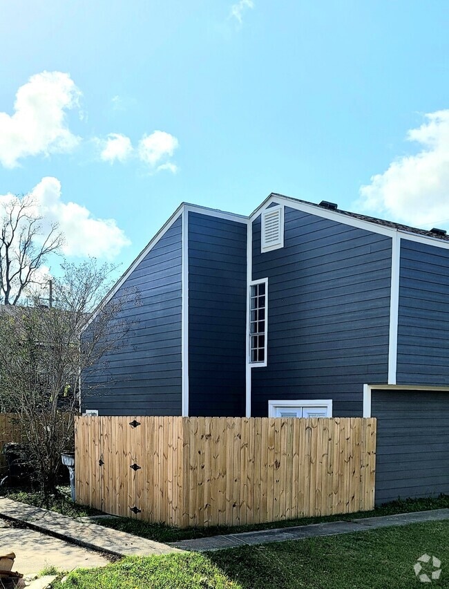 Building Photo - 1859 Fox Run Dr