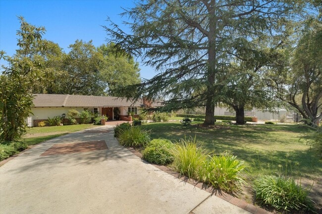 Foto del edificio - La Canada 4-Bedroom Home | Large Lot, Upda...