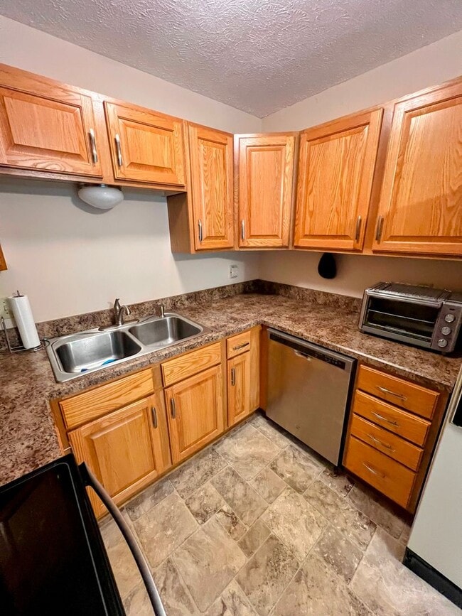 Building Photo - 3 Bedroom Townhome in Forest