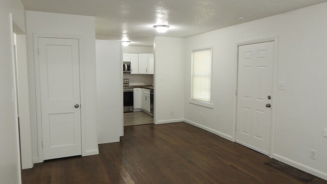 Building Photo - Cozy 2 bedrooms and 1 full bath home located on S Overton Ave in Independence, MO