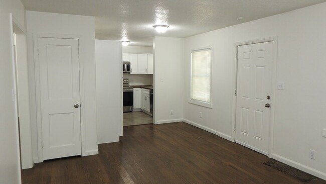 Foto del edificio - Cozy 2 bedrooms and 1 full bath home located on S Overton Ave in Independence, MO