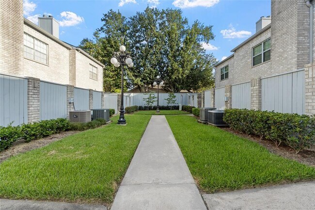 Building Photo - 618 Wilcrest Dr
