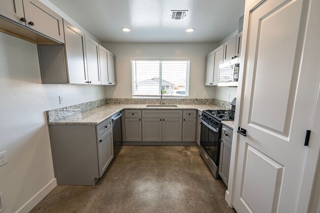 Building Photo - 4 Bedroom 2 Bathroom Home