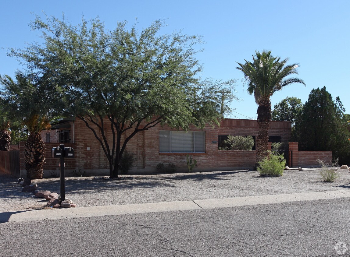 Building Photo - 3144-3146 N Vista Del Forte