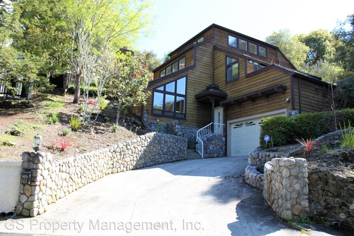 Primary Photo - 4 br, 2.5 bath House - 640 Hillcrest Way