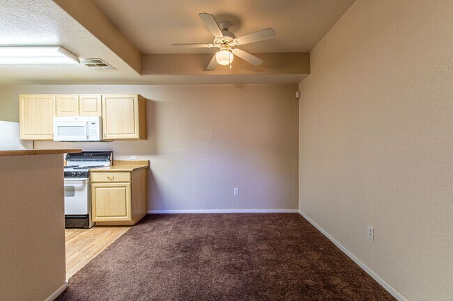 Building Photo - First floor condo in gated northwest commu...