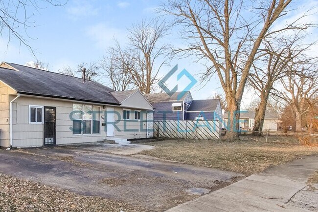 Building Photo - REDUCED!