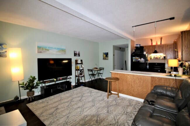 Building Photo - 22 River St