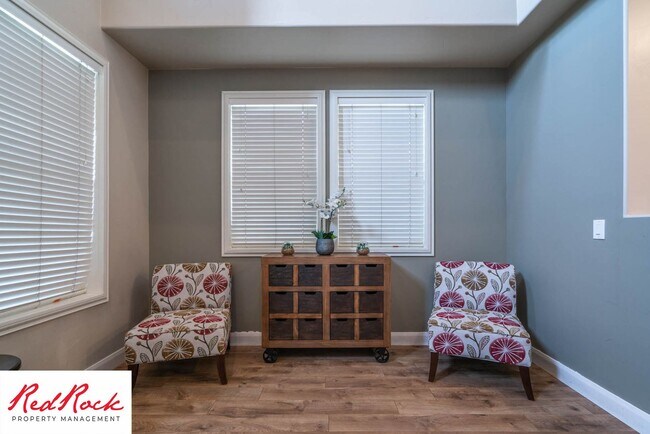 Building Photo - Move In Special! $500 Off First Month's Rent! 3 Bedroom, Fully Furnished Home.