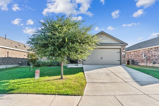 Foto del edificio - Upgraded 4-Bed, 2-Bath Home with Designer ...