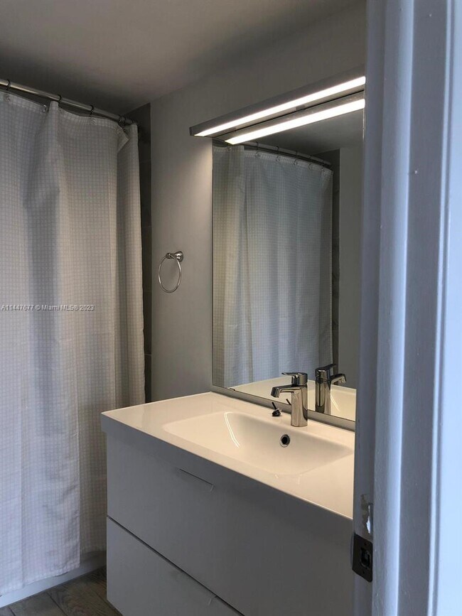 Foto del edificio - 9421 Fontainebleau Blvd