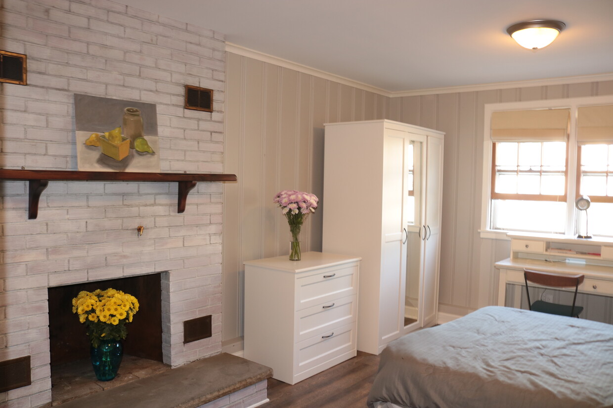 Charming fireplace, dresser, wardrobe. New flooring. - 8 Dorchester Rd