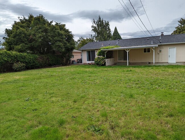 Foto del edificio - 3-Bedroom, 1-Bath Home Near River Road In ...
