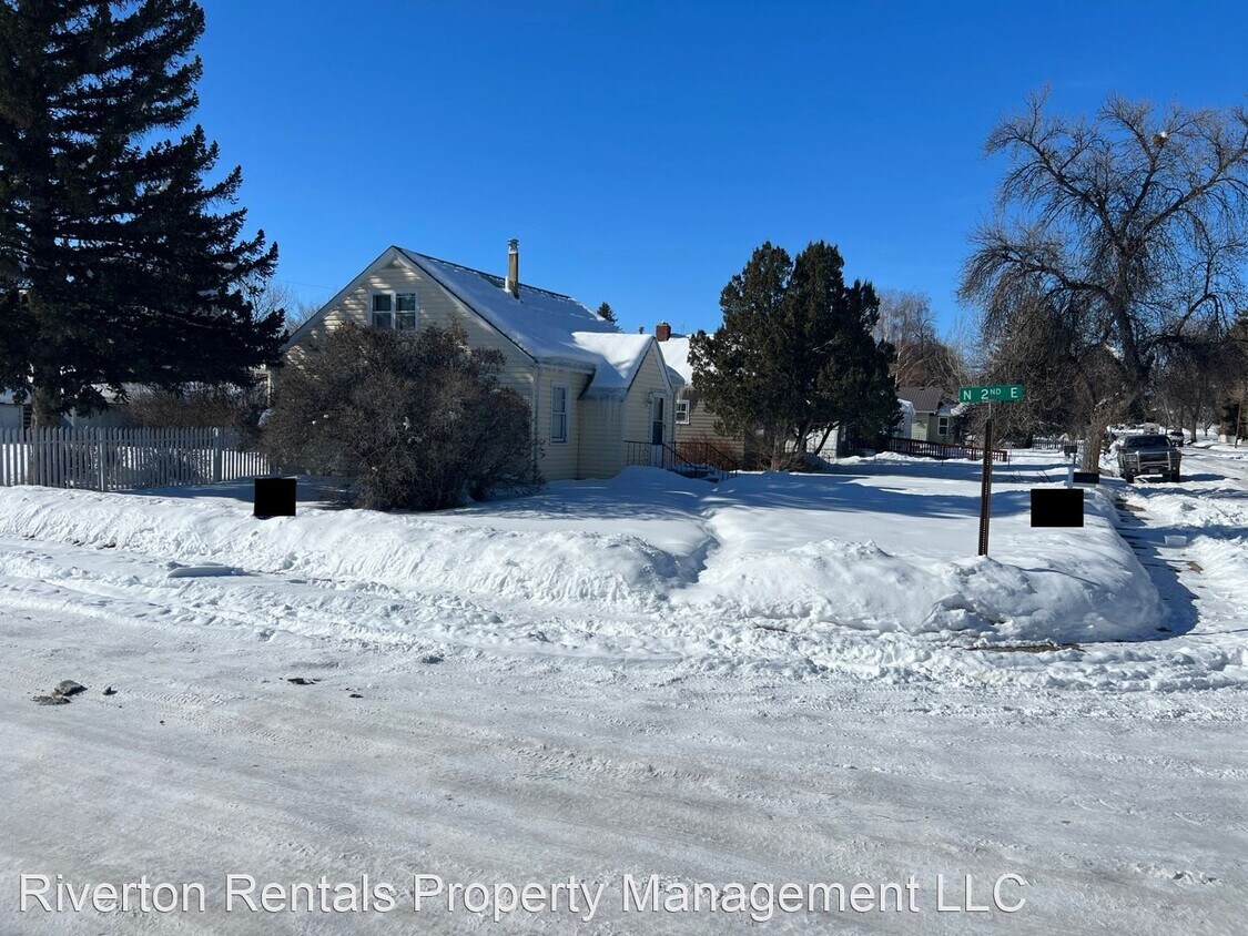 5 br, 2 bath House 121 E Jackson Avenue House Rental in Riverton