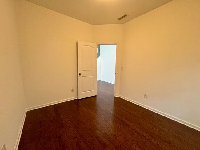 Foto del edificio - AVAILABLE TO SHOW!