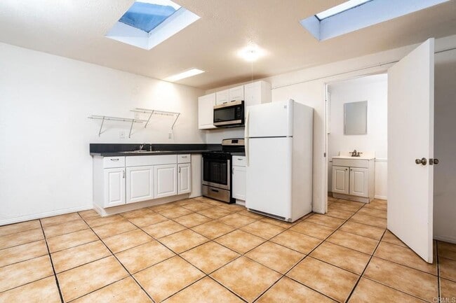 Building Photo - 1568 Primera St