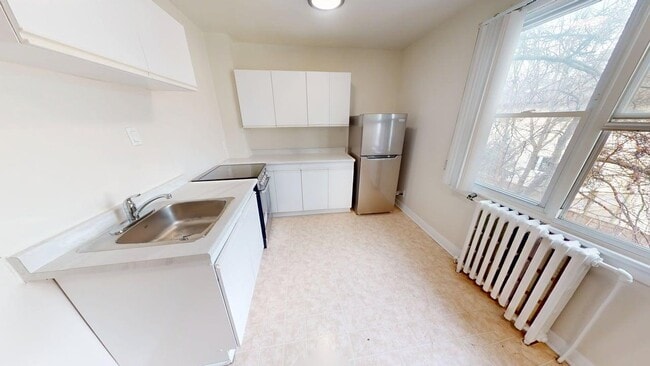 Interior Photo - 217 Laurier