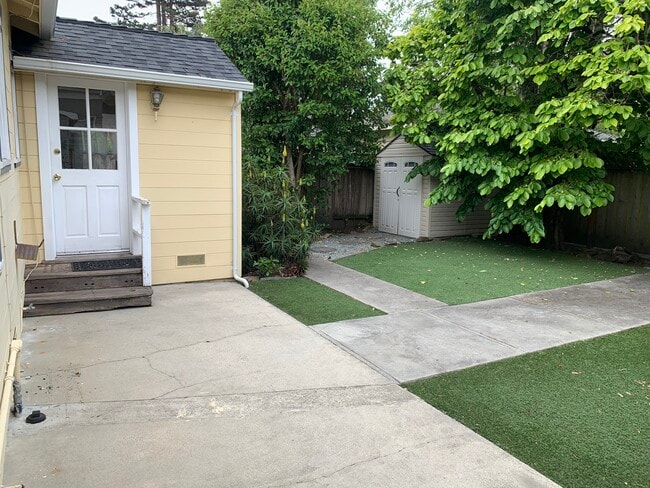 Building Photo - 415 Laurent St