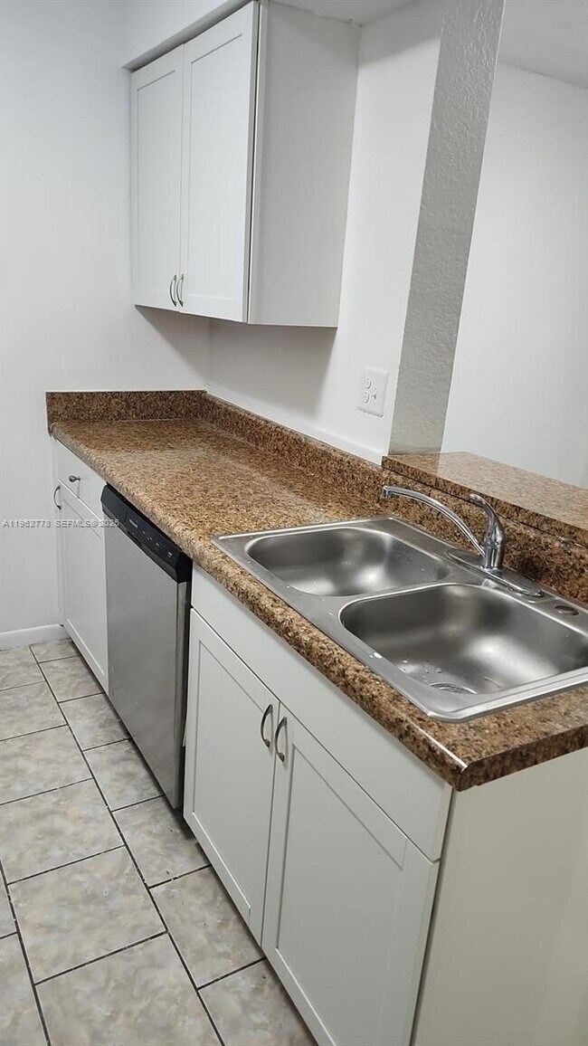 Building Photo - 2850 N Oakland Forest Dr