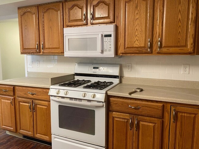 Building Photo - Town house