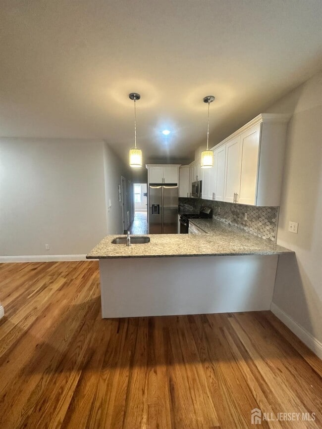 Building Photo - 558 Broadway