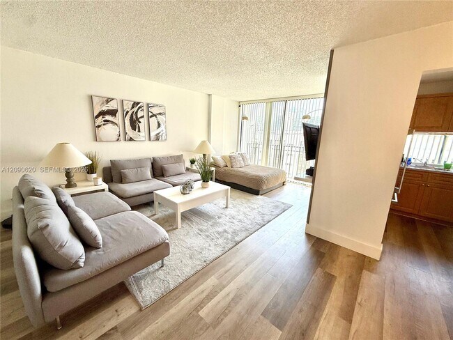 Foto del edificio - 17021 N Bay Rd