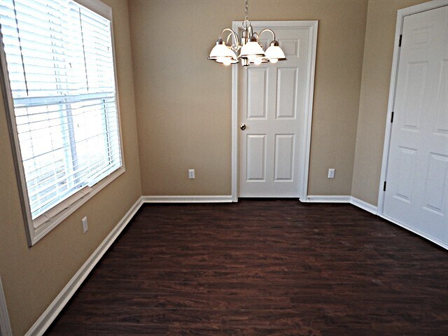 Foto del edificio - 4327 James Wade Dr