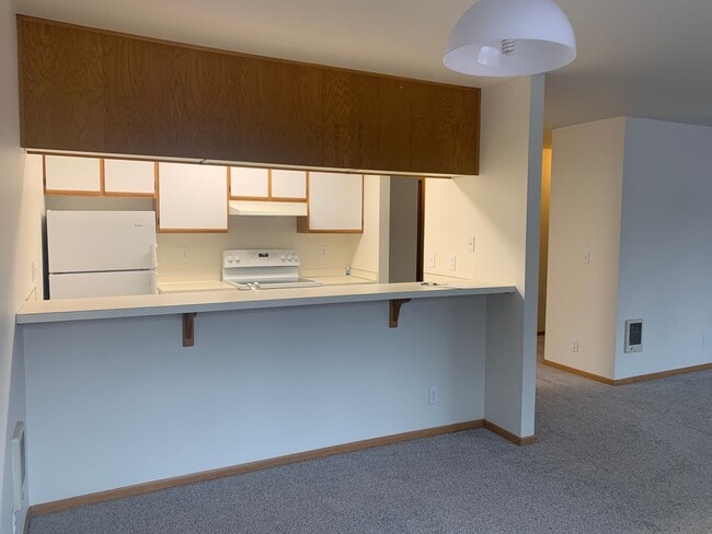 Building Photo - NE Bend Apartment Available 6/15