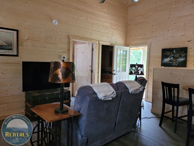 Building Photo - Two Bedroom Cabin in Tennessee