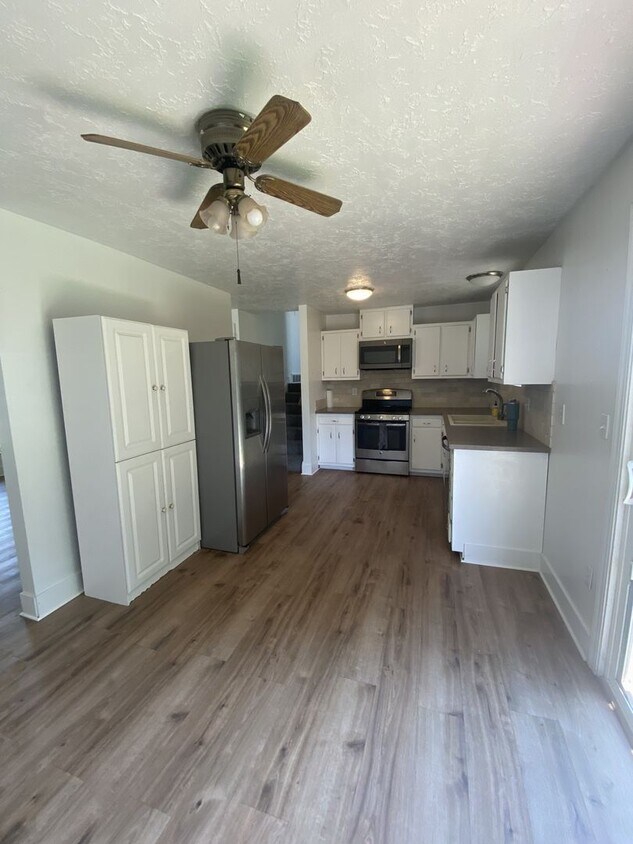 Foto principal - Now Leasing! 3 Weeks Free | 4 Bed, 1.5 Bat...