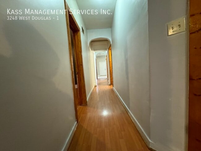 Building Photo - Douglas Boulevard,  Spacious 4 bed 2 bath,...